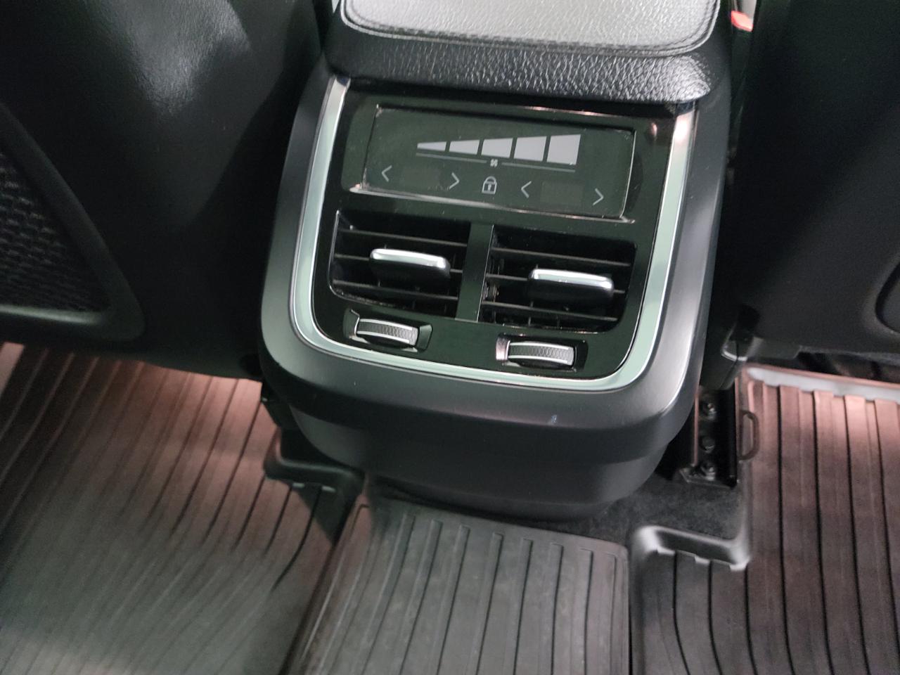 Volvo XC90 T6 AWD 7-Passenger Momentum 2018