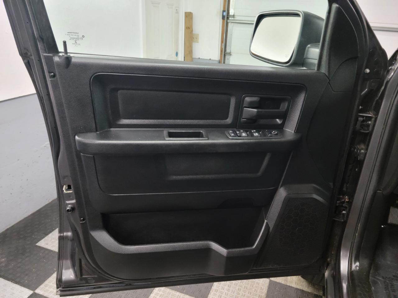RAM 1500 Express 4x4 Quad Cab 6'4" Box 2018