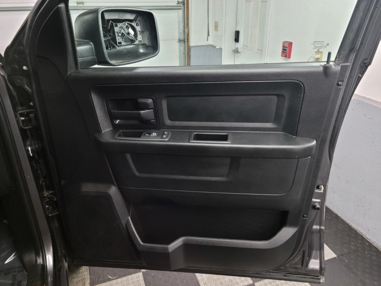 RAM 1500 Express 4x4 Quad Cab 6'4" Box 2018