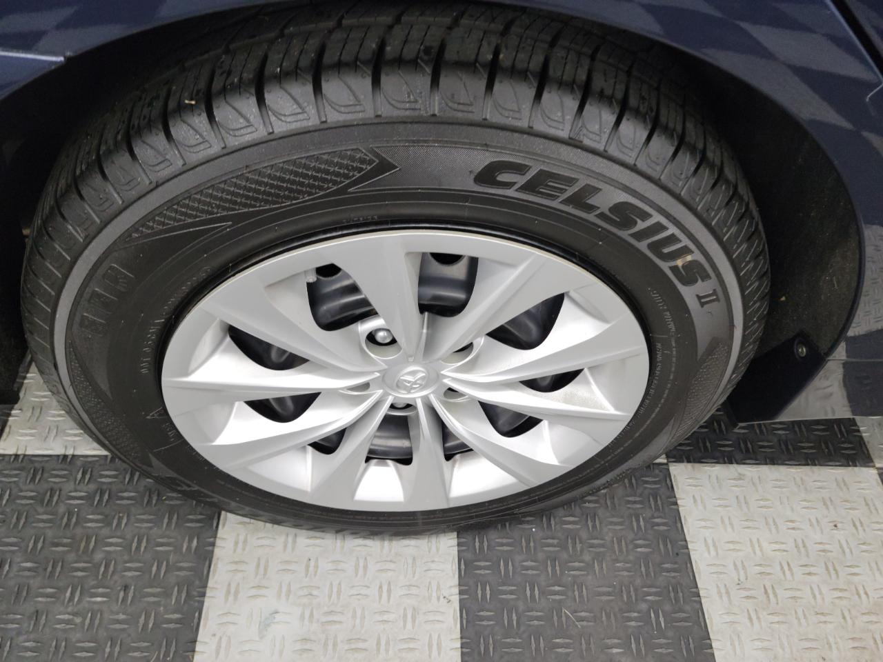 Toyota Camry 4dr Sdn LE Auto 2015