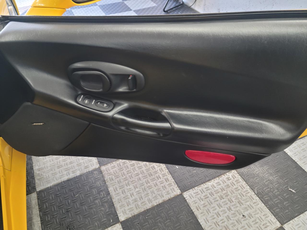 Chevrolet Corvette 2dr Convertible 2002