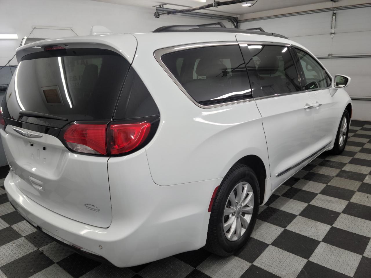 Chrysler Pacifica Touring-L FWD 2017