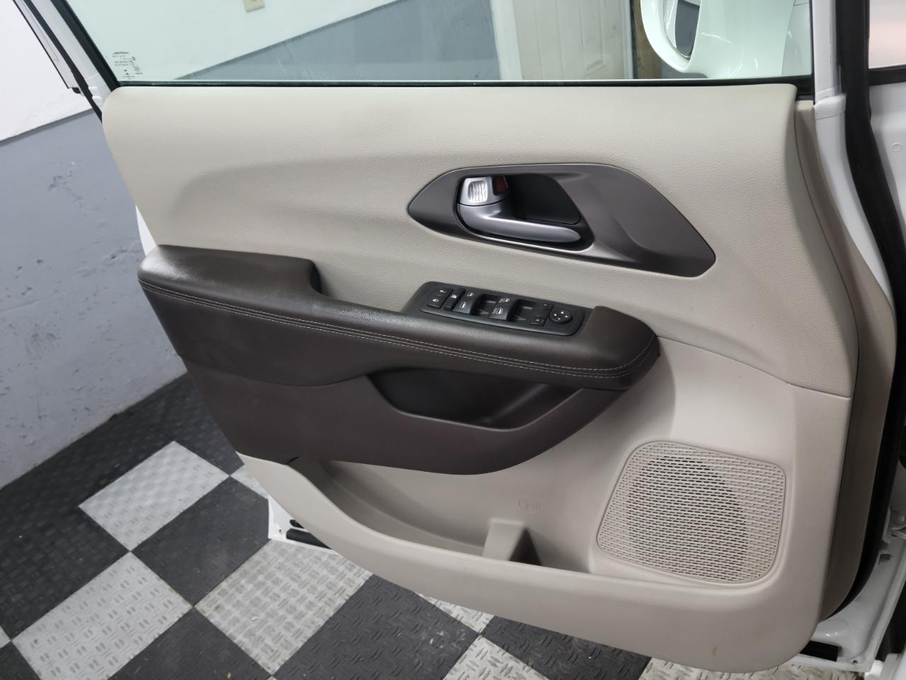 Chrysler Pacifica Touring-L FWD 2017