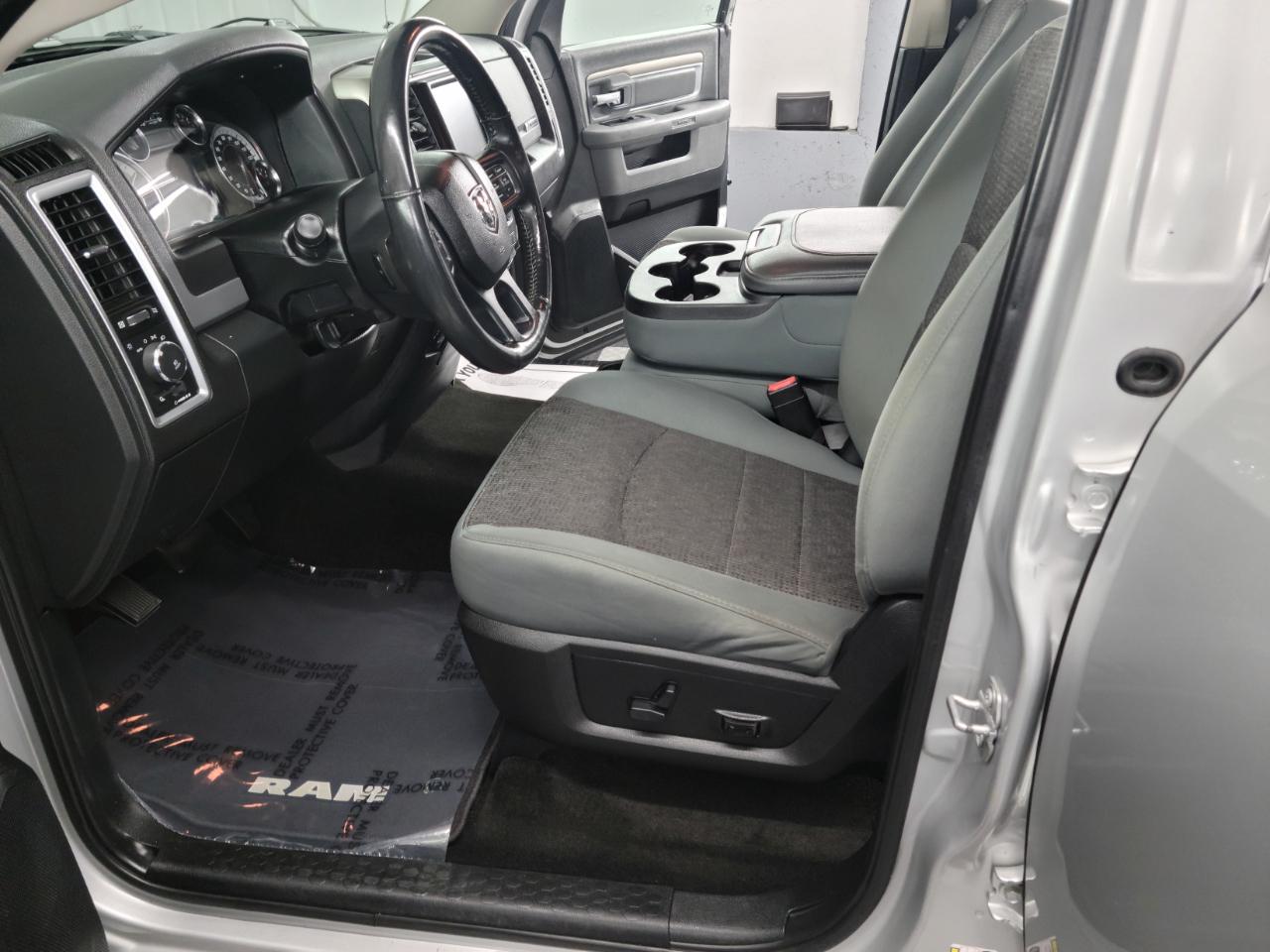 RAM 1500 Big Horn 4x4 Crew Cab 5'7" Box 2017