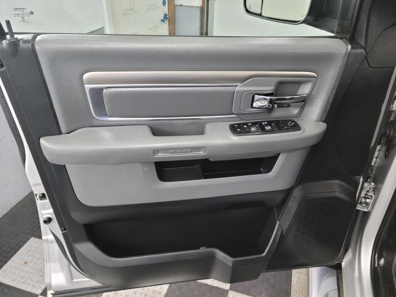 RAM 1500 Big Horn 4x4 Crew Cab 5'7" Box 2017
