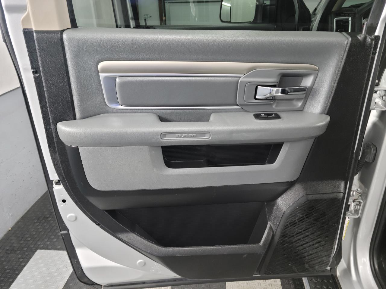 RAM 1500 Big Horn 4x4 Crew Cab 5'7" Box 2017