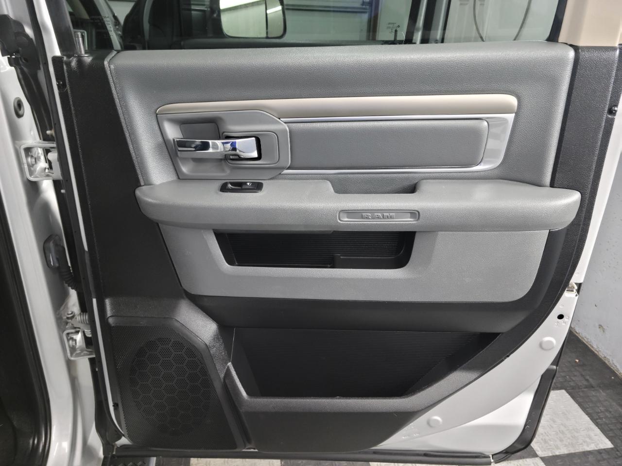 RAM 1500 Big Horn 4x4 Crew Cab 5'7" Box 2017