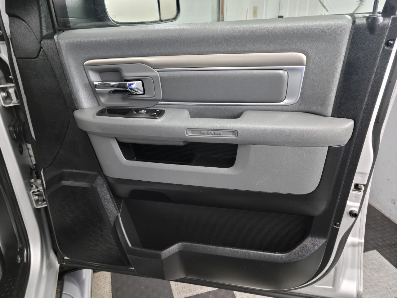 RAM 1500 Big Horn 4x4 Crew Cab 5'7" Box 2017