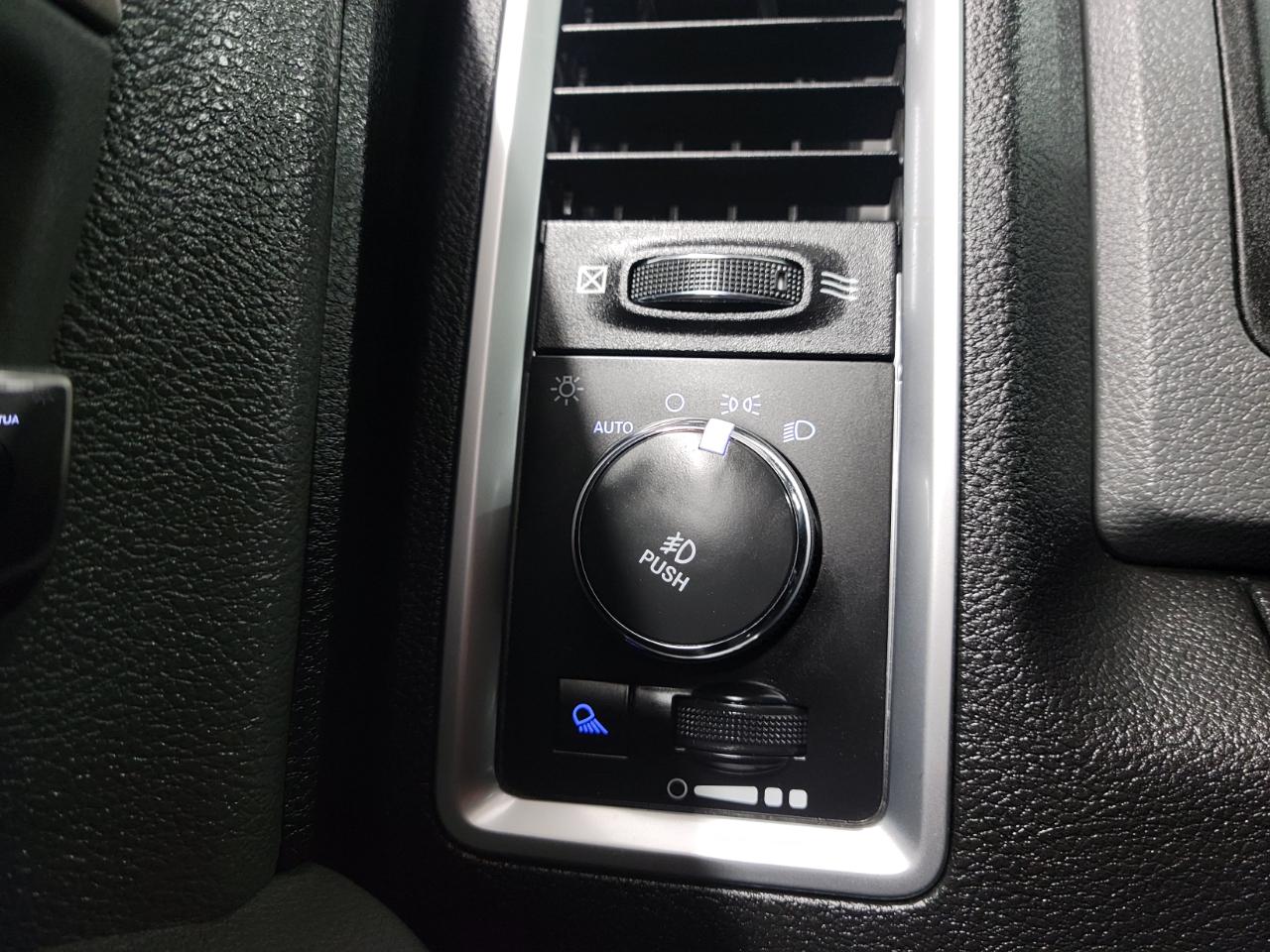 RAM 1500 Big Horn 4x4 Crew Cab 5'7" Box 2017