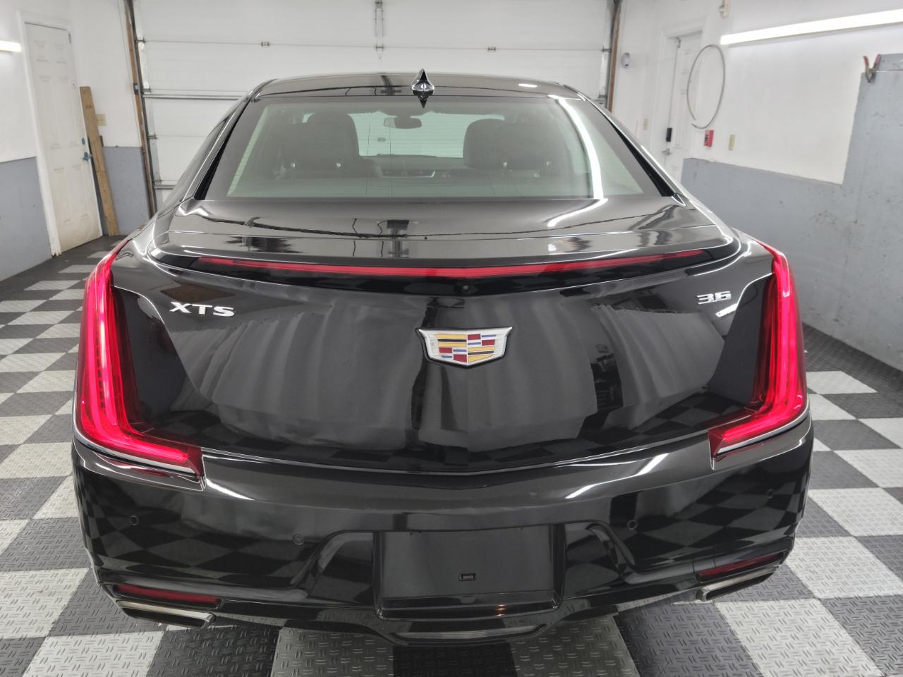 Cadillac XTS 4dr Sdn Luxury FWD 2018