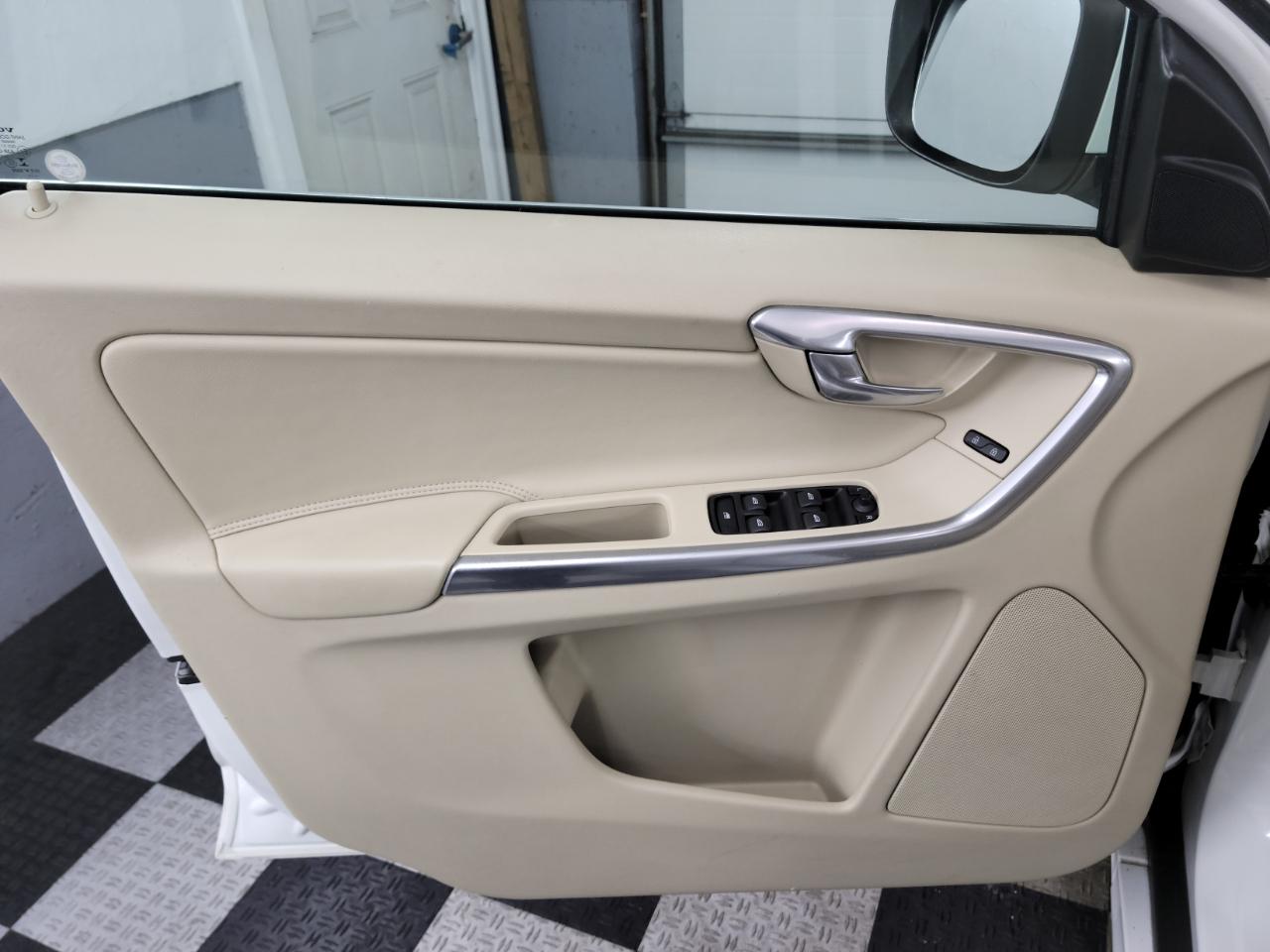 Volvo XC60 2015.5 AWD 4dr T5 2015