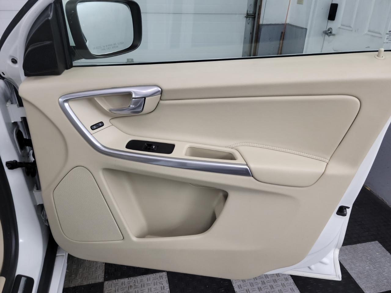 Volvo XC60 2015.5 AWD 4dr T5 2015