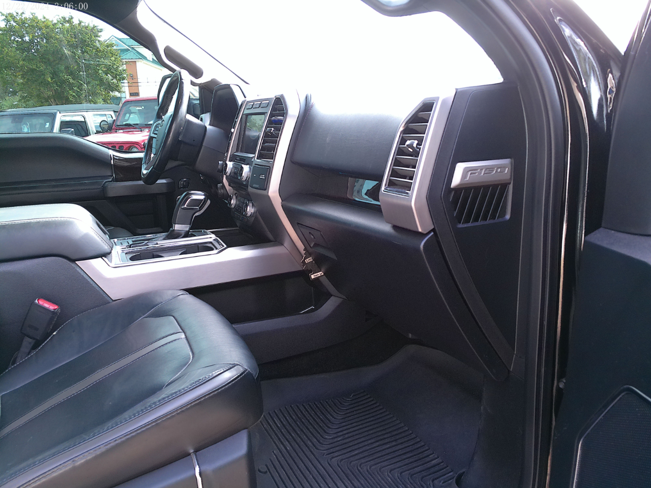 Ford F-150 Platinum 4WD SuperCrew 5.5' Box 2017 Ford F-150 Platinum 4WD SuperCrew 5.5' Box 2017