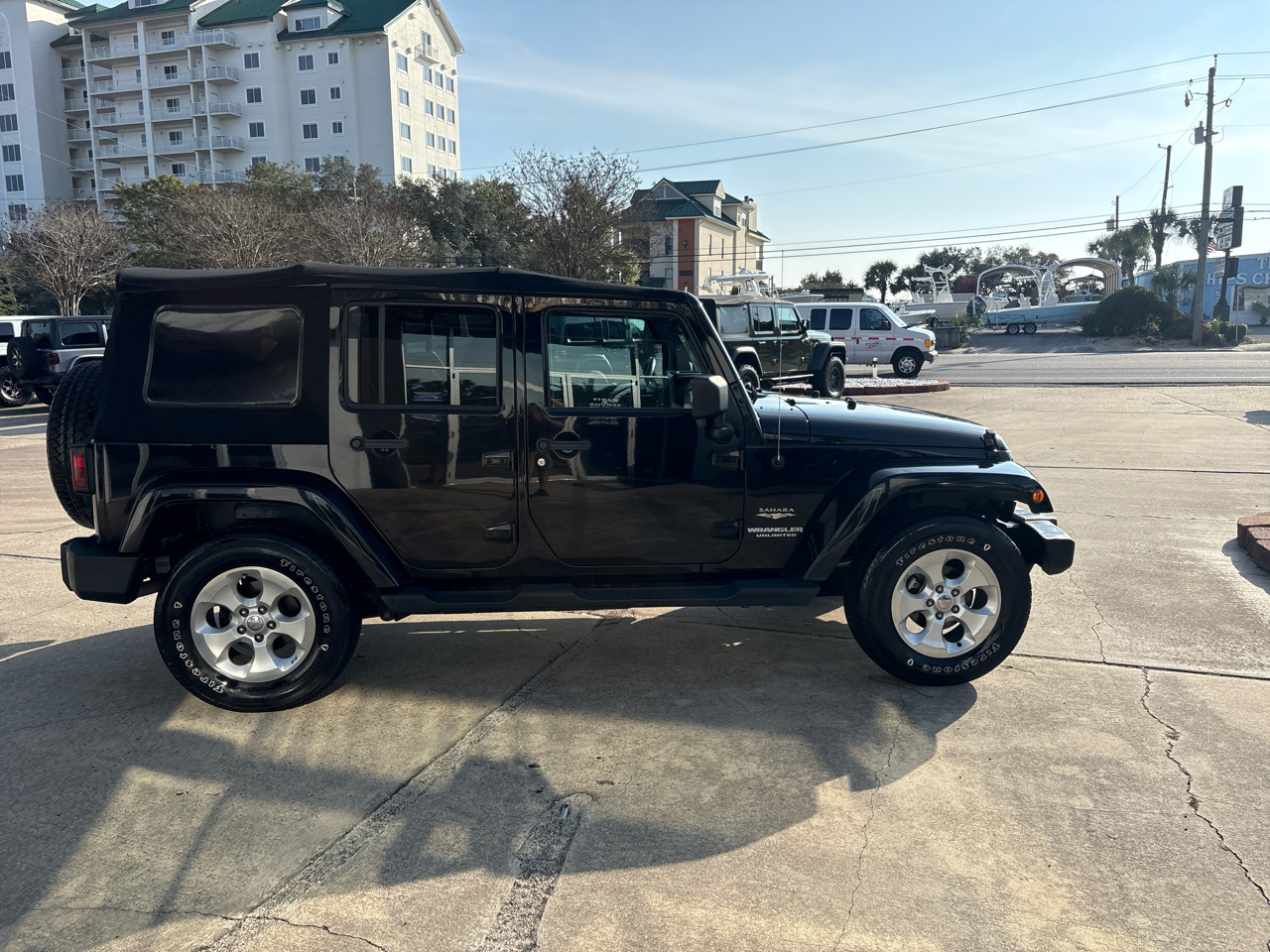 Jeep Wrangler Unlimited 4WD 4dr Sahara 2013