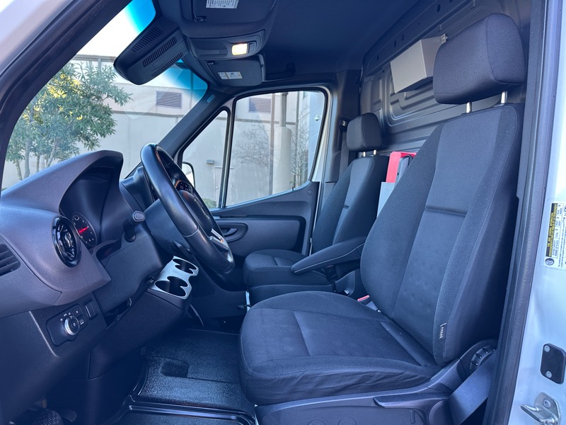 Mercedes-Benz Sprinter Cargo Van 1500 Standard Roof I4 144" RWD 2022