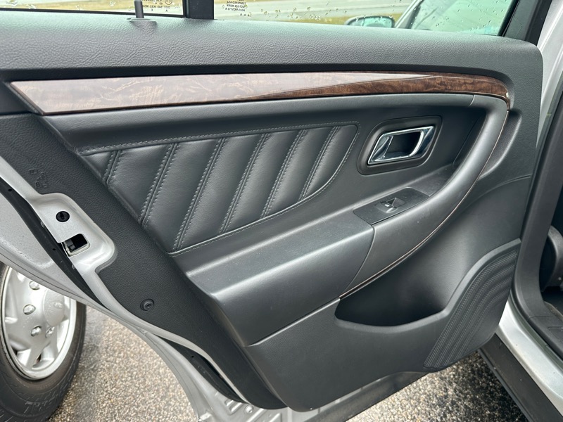 Ford Taurus 4dr Sdn Limited FWD 2015