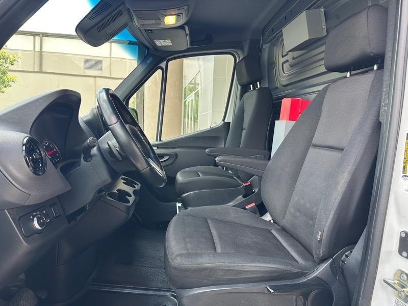 Mercedes-Benz Sprinter Cargo Van 1500 Standard Roof I4 144" RWD 2022