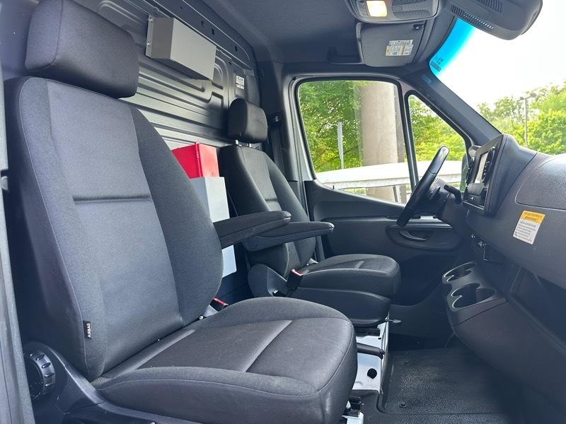 Mercedes-Benz Sprinter Cargo Van 1500 Standard Roof I4 144" RWD 2022