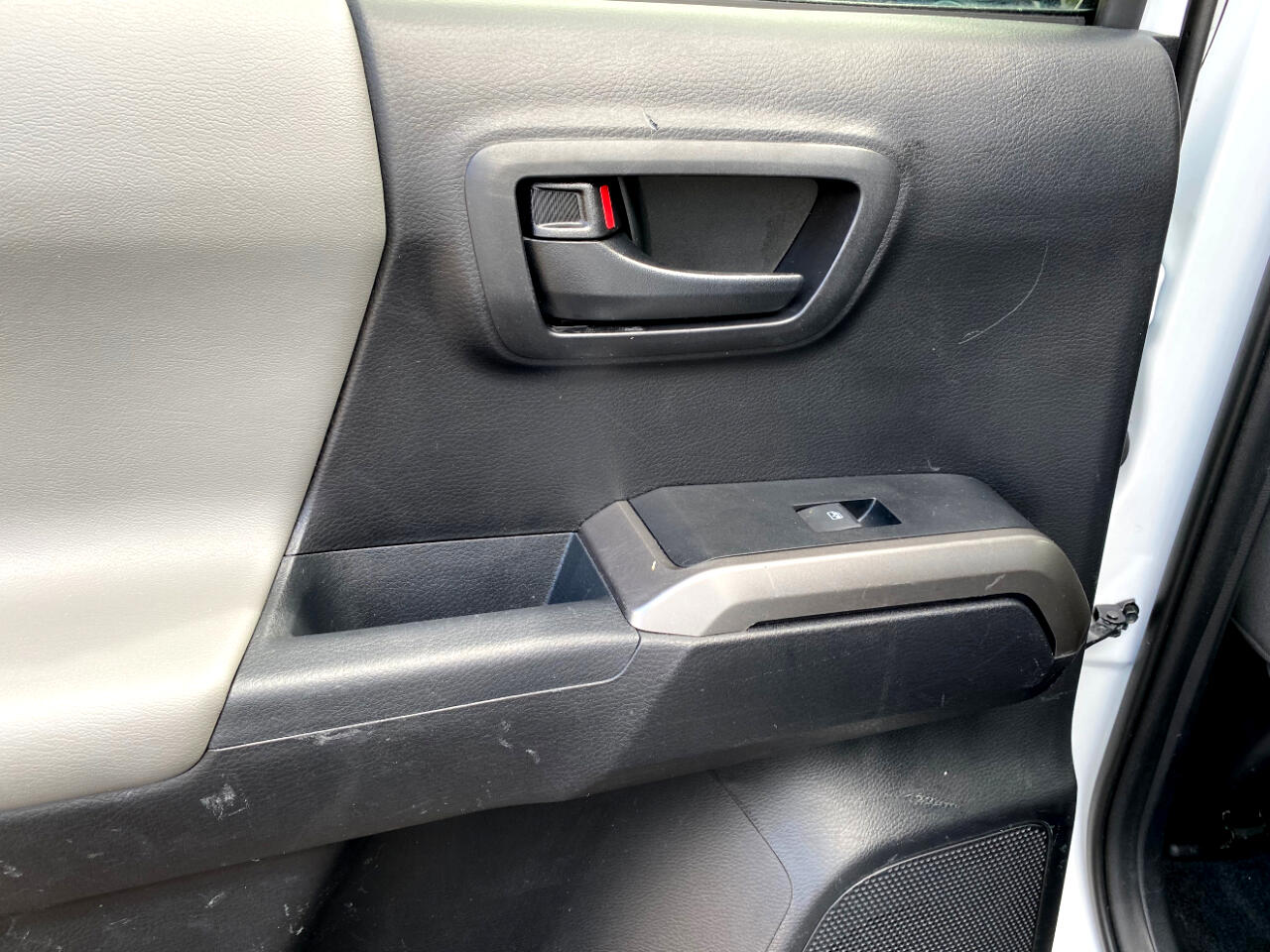 2022 Toyota Tacoma SR5 Double Cab V6 photo 32