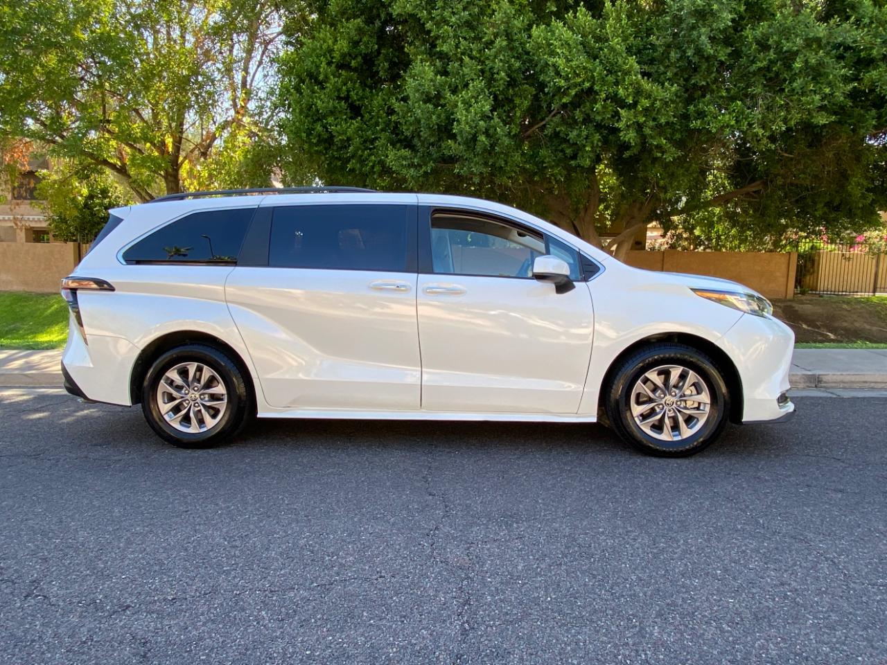 Toyota Sienna XLE FWD 8-Passenger (Natl) 2023