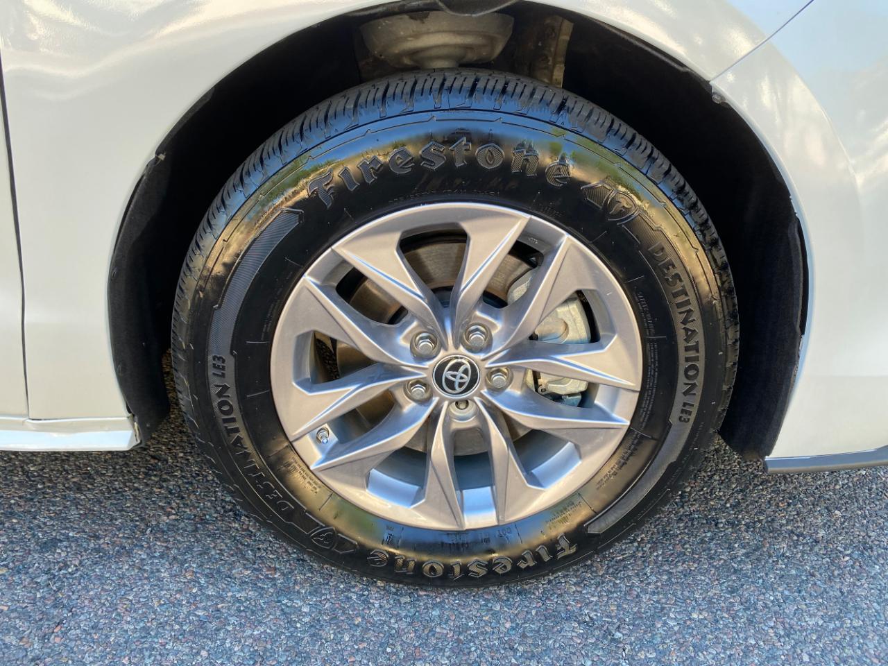 Toyota Sienna XLE FWD 8-Passenger (Natl) 2023