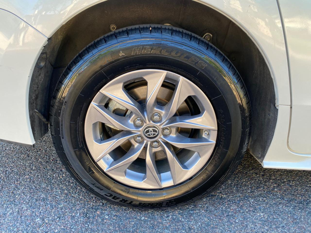 Toyota Sienna XLE FWD 8-Passenger (Natl) 2023