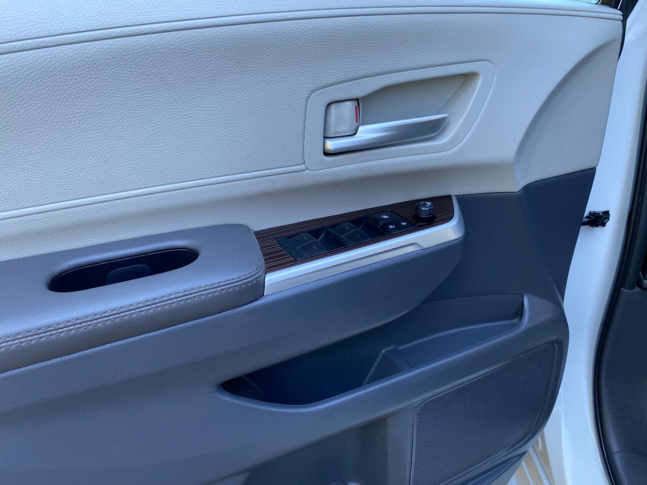 Toyota Sienna XLE FWD 8-Passenger (Natl) 2023