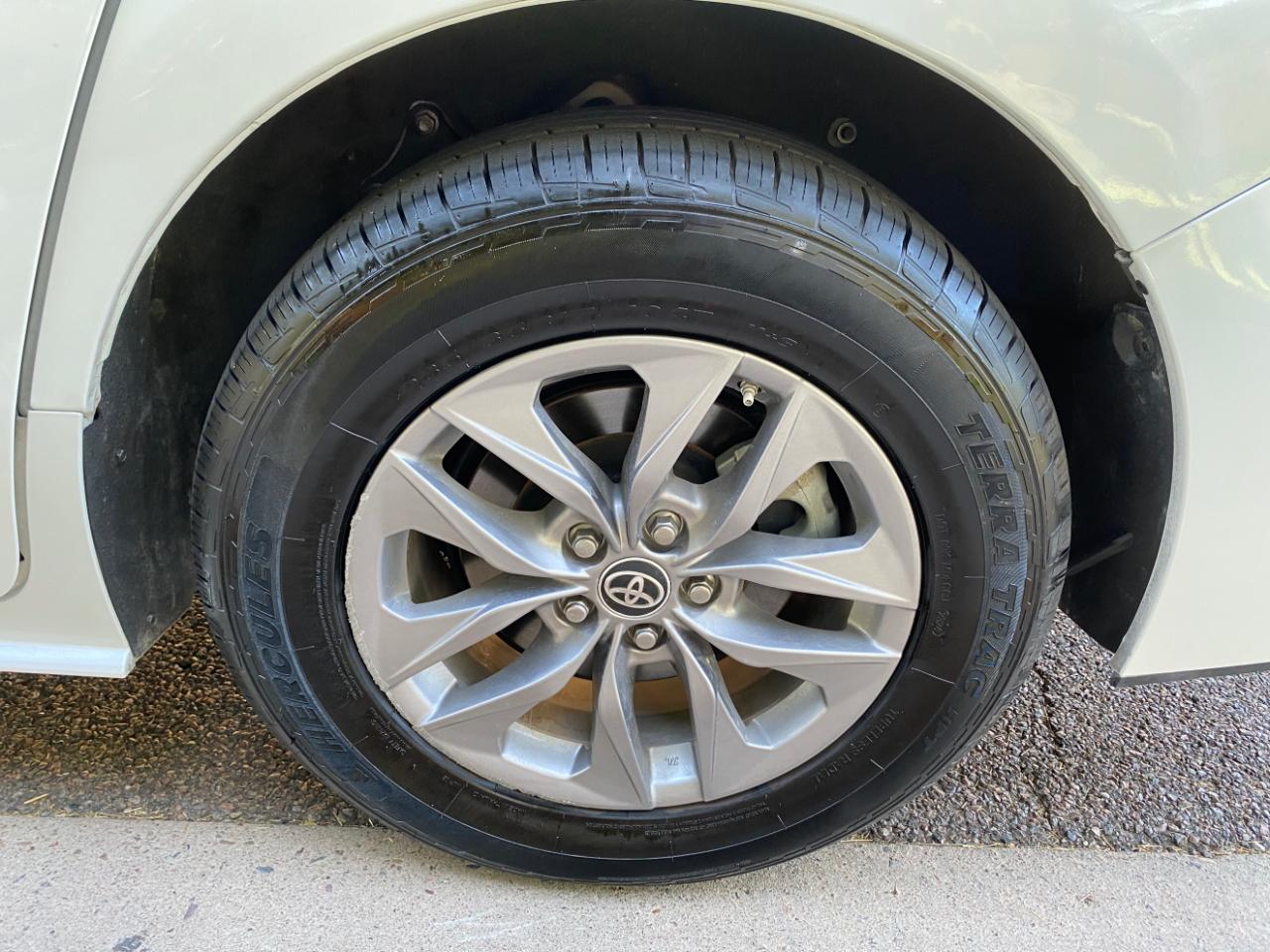 Toyota Sienna XLE FWD 8-Passenger (Natl) 2023