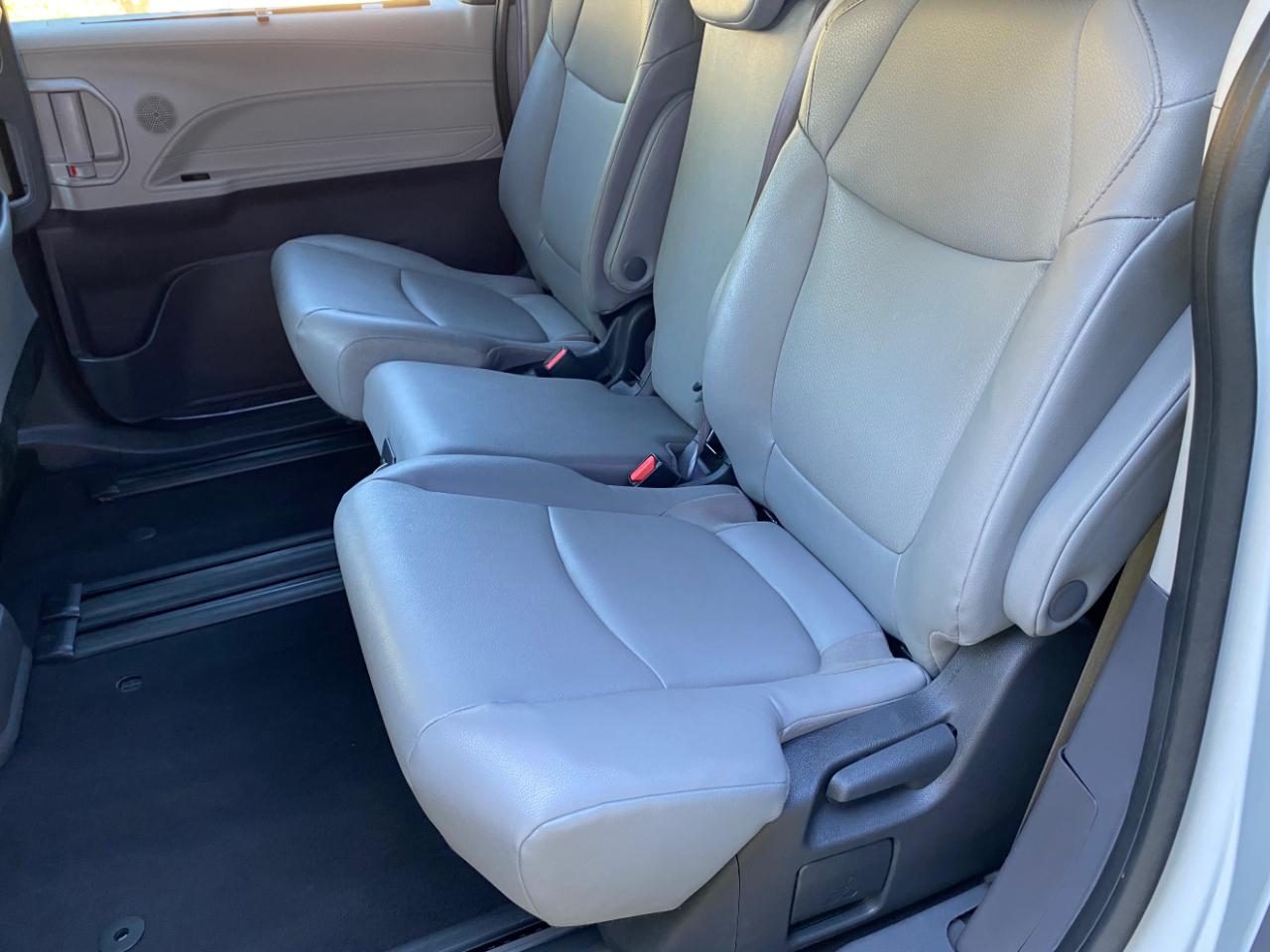 Toyota Sienna XLE FWD 8-Passenger (Natl) 2023