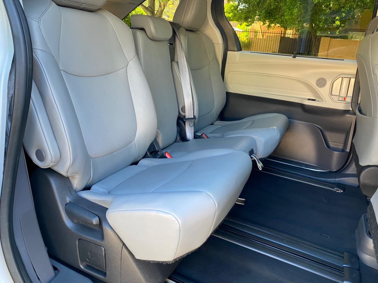 Toyota Sienna XLE FWD 8-Passenger (Natl) 2023