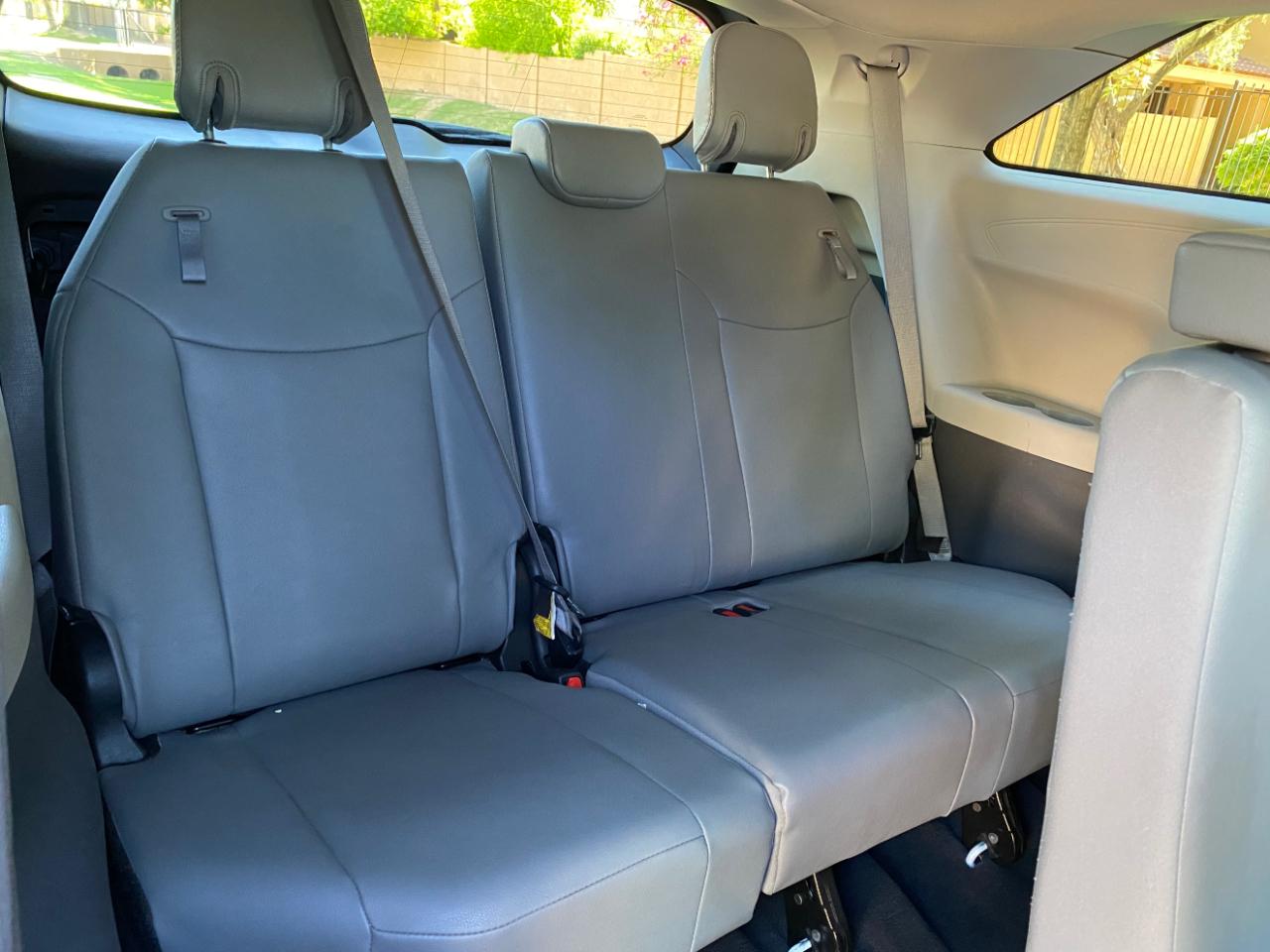 Toyota Sienna XLE FWD 8-Passenger (Natl) 2023