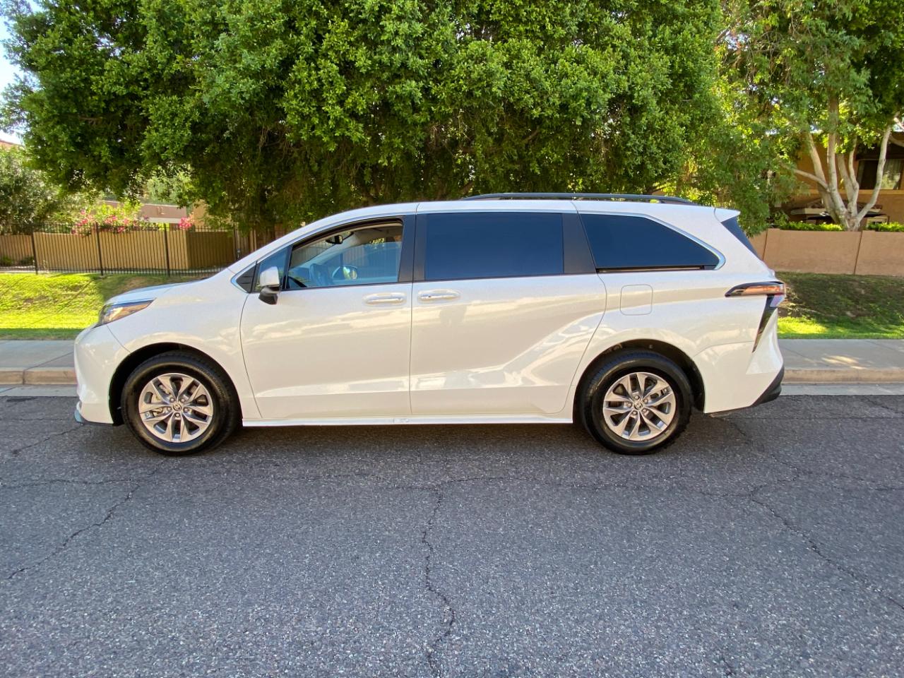 Toyota Sienna XLE FWD 8-Passenger (Natl) 2023