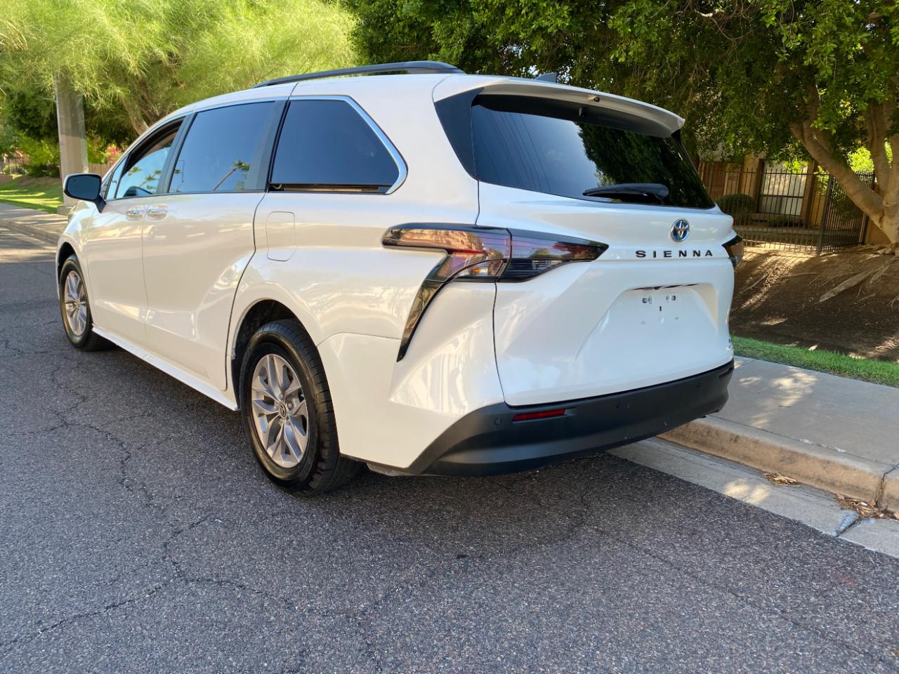 Toyota Sienna XLE FWD 8-Passenger (Natl) 2023