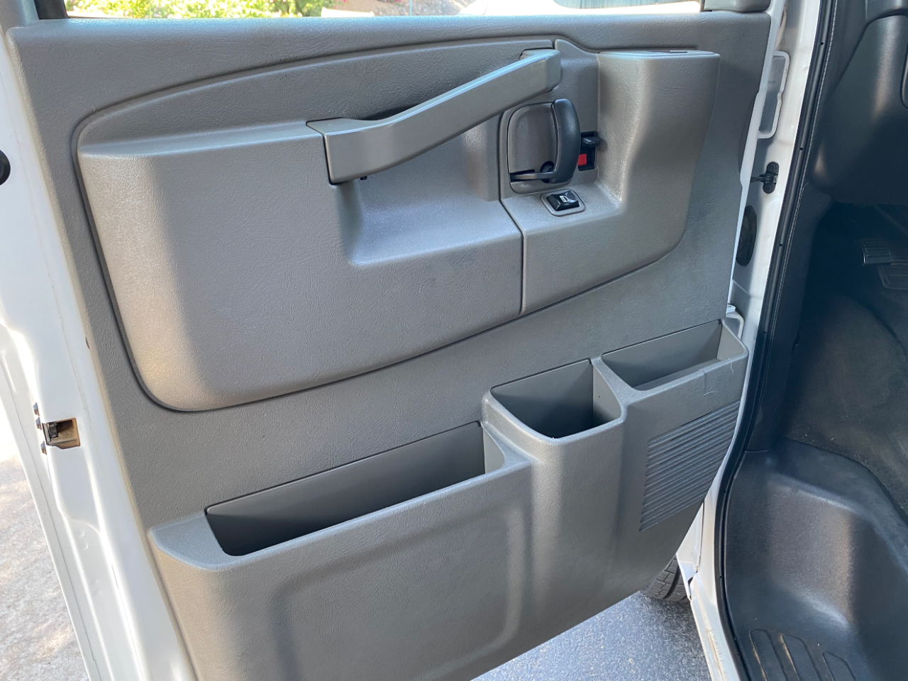 Chevrolet Express Passenger RWD 2500 135" LS 2017 Chevrolet Express Passenger RWD 2500 135" LS 2017