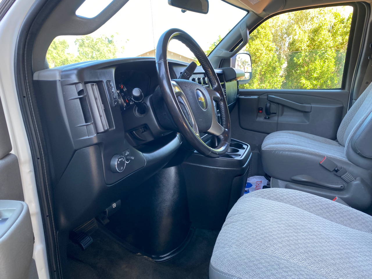 Chevrolet Express Passenger RWD 2500 135" LS 2017 Chevrolet Express Passenger RWD 2500 135" LS 2017