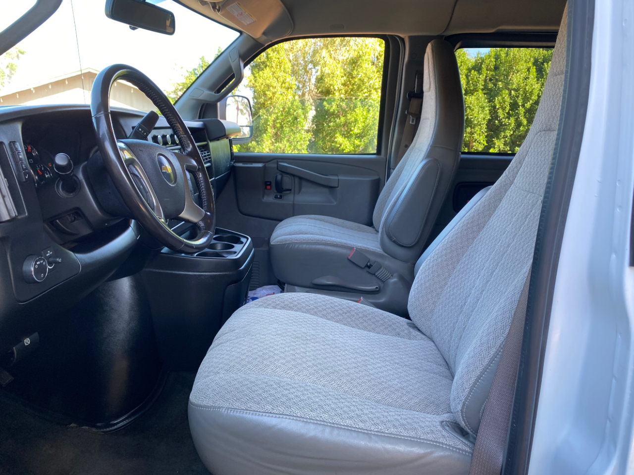 Chevrolet Express Passenger RWD 2500 135" LS 2017 Chevrolet Express Passenger RWD 2500 135" LS 2017