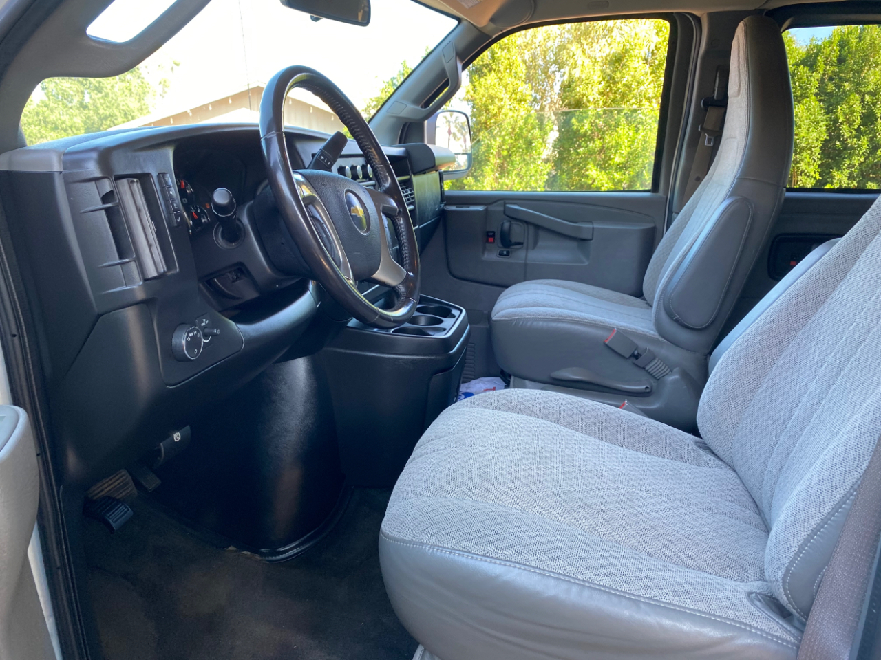 Chevrolet Express Passenger RWD 2500 135" LS 2017 Chevrolet Express Passenger RWD 2500 135" LS 2017