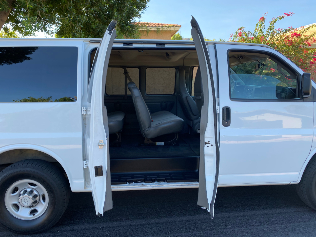 Chevrolet Express Passenger RWD 2500 135" LS 2017 Chevrolet Express Passenger RWD 2500 135" LS 2017