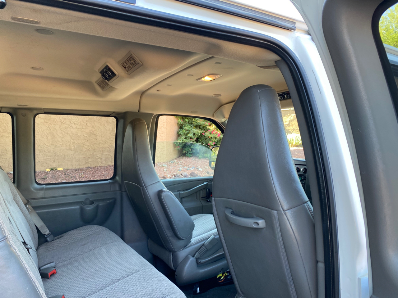 Chevrolet Express Passenger RWD 2500 135" LS 2017 Chevrolet Express Passenger RWD 2500 135" LS 2017