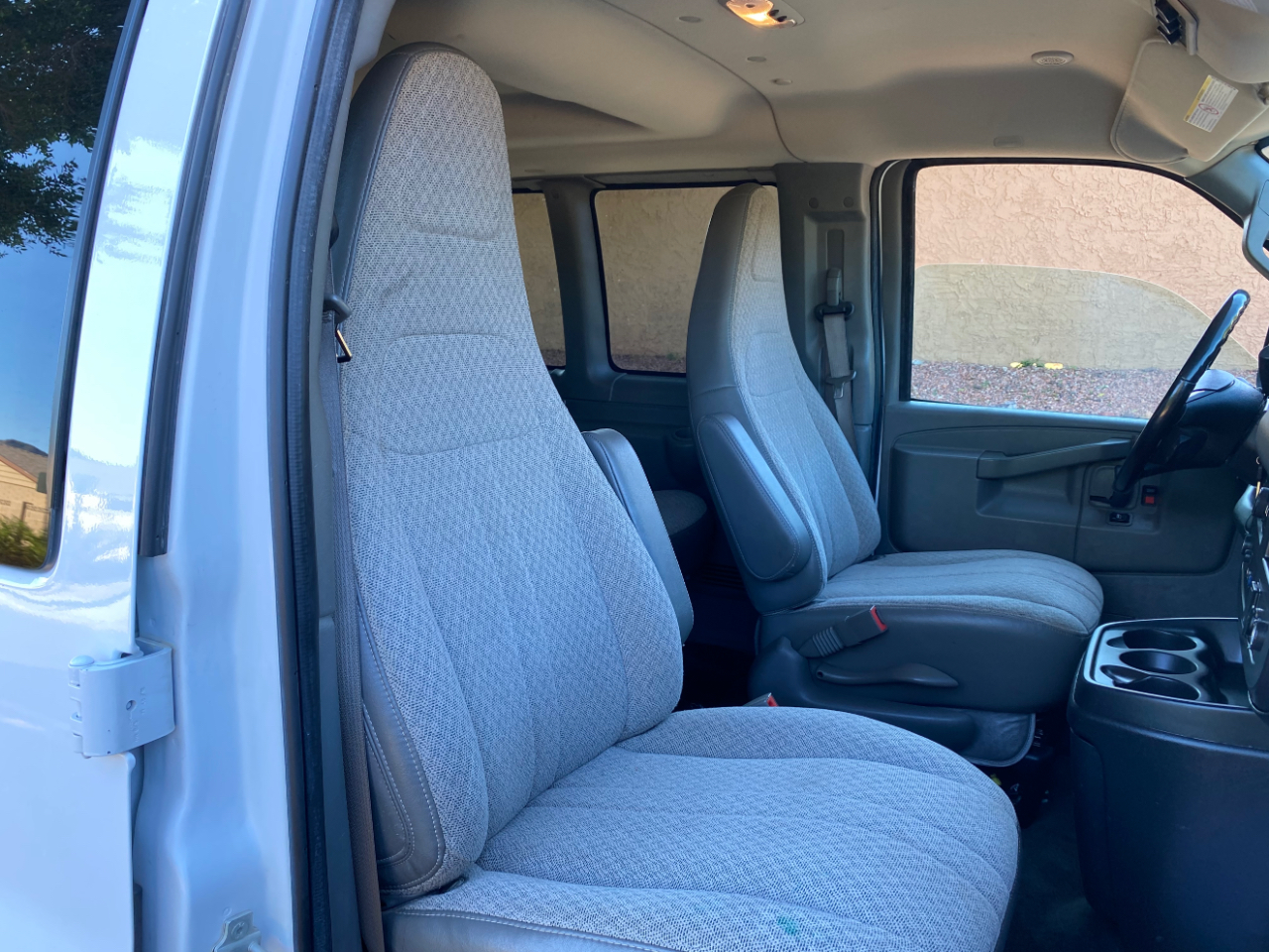 Chevrolet Express Passenger RWD 2500 135" LS 2017 Chevrolet Express Passenger RWD 2500 135" LS 2017