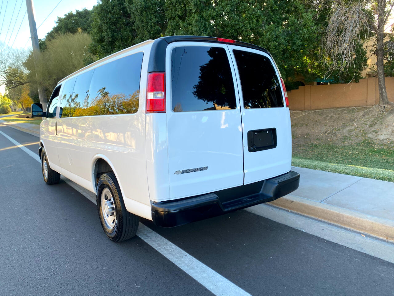 Chevrolet Express Passenger RWD 2500 135" LS 2017