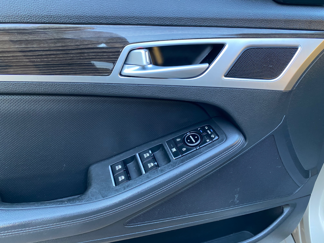 Hyundai Genesis 4dr Sdn V6 3.8L RWD 2015