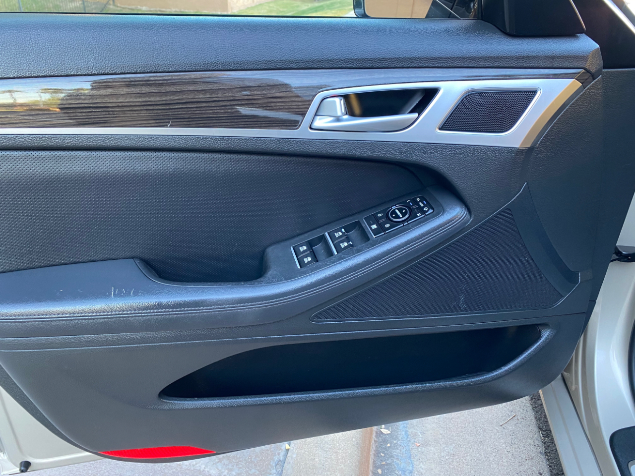 Hyundai Genesis 4dr Sdn V6 3.8L RWD 2015