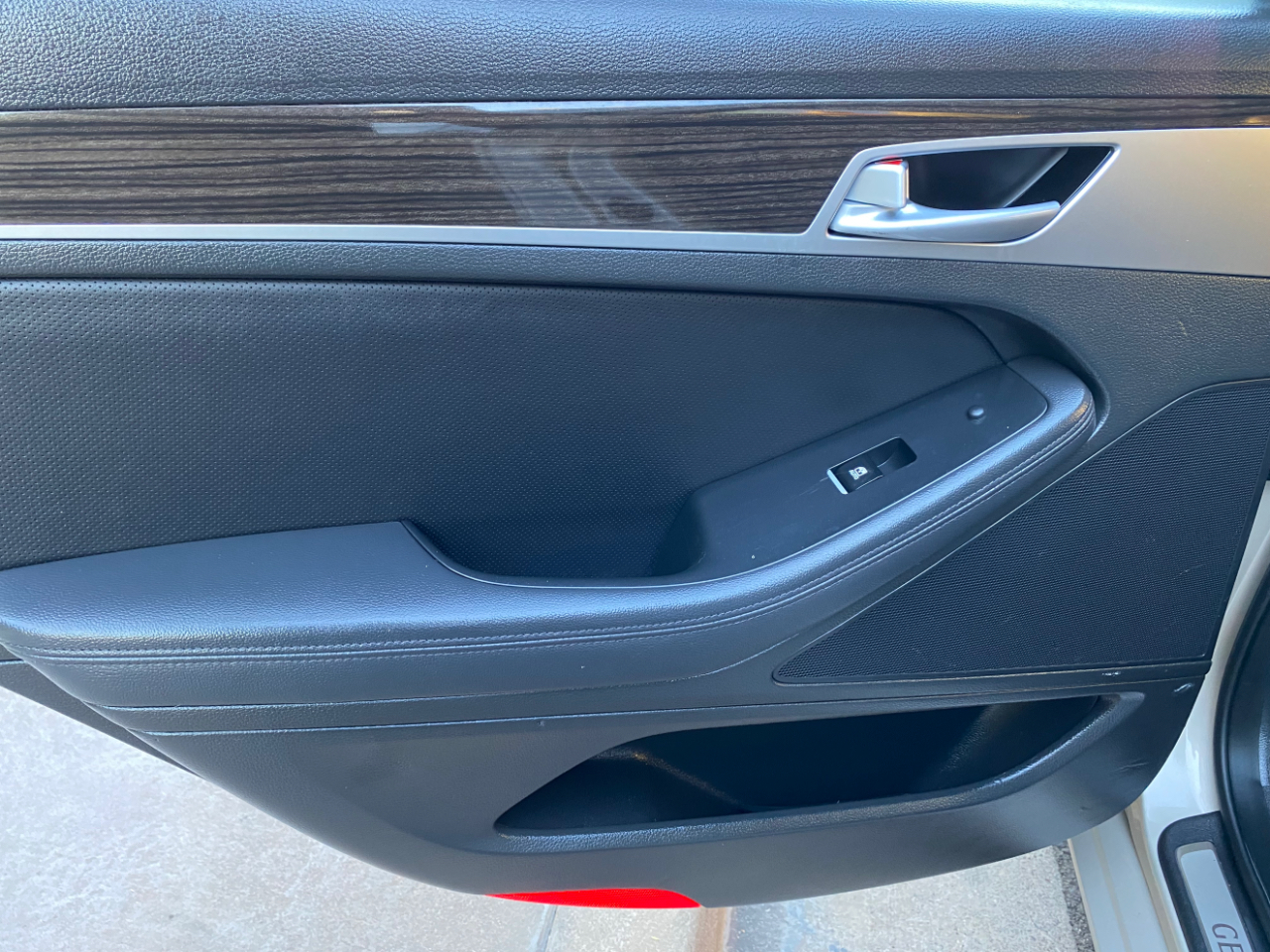 Hyundai Genesis 4dr Sdn V6 3.8L RWD 2015