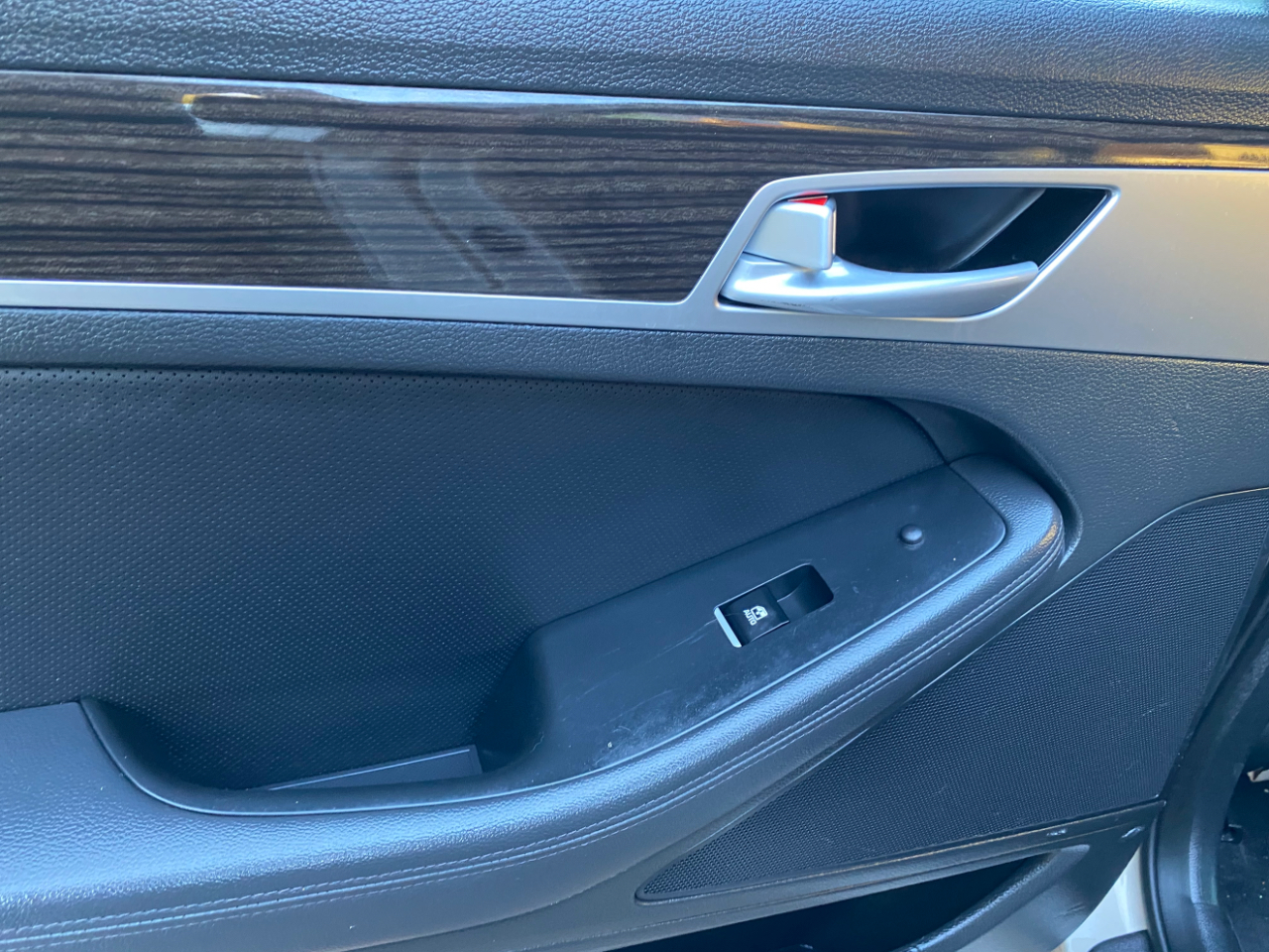 Hyundai Genesis 4dr Sdn V6 3.8L RWD 2015