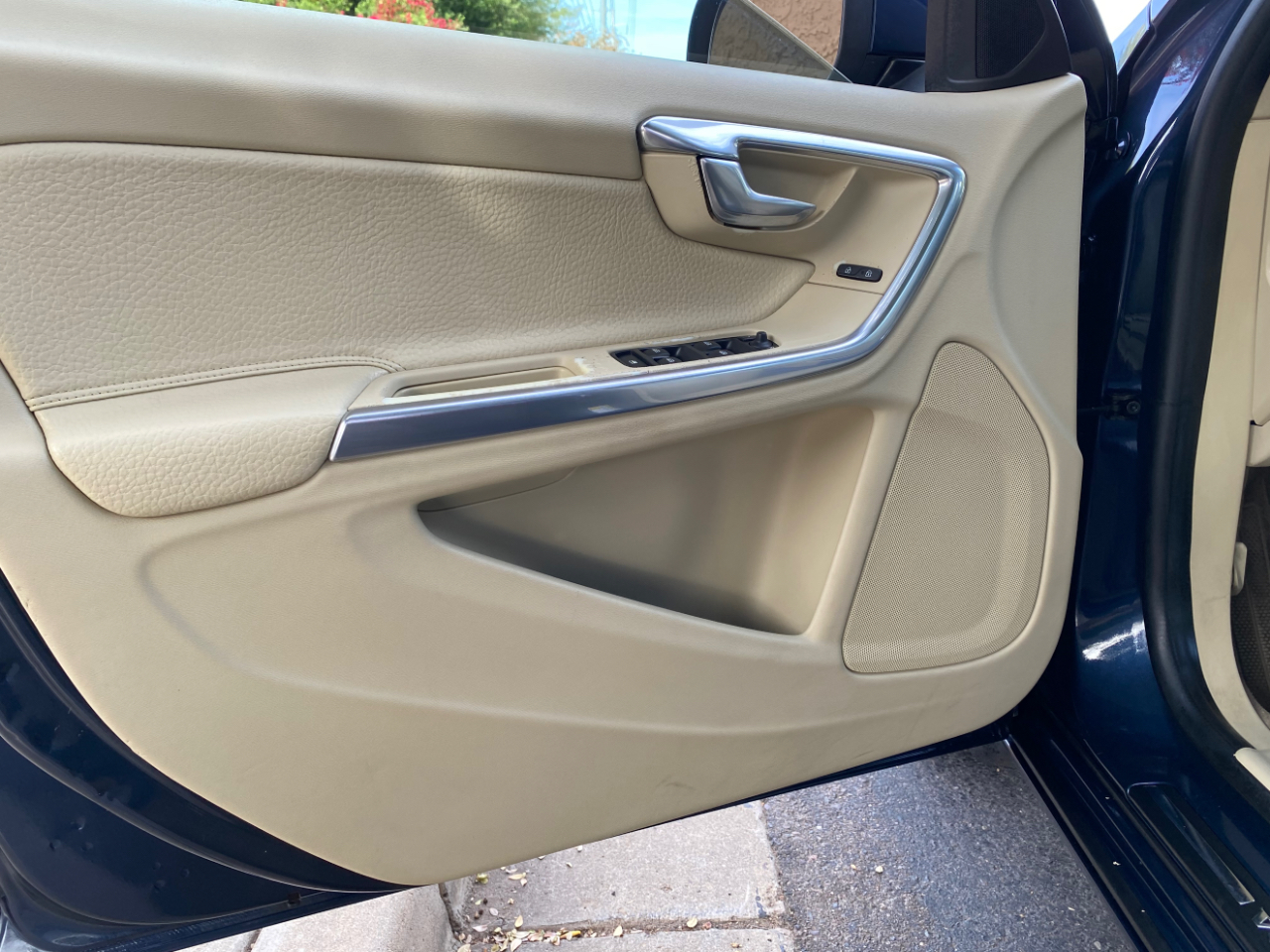 Volvo S60 FWD 4dr Sdn T5 2012