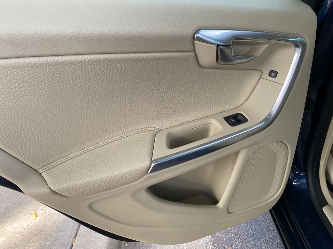 Volvo S60 FWD 4dr Sdn T5 2012