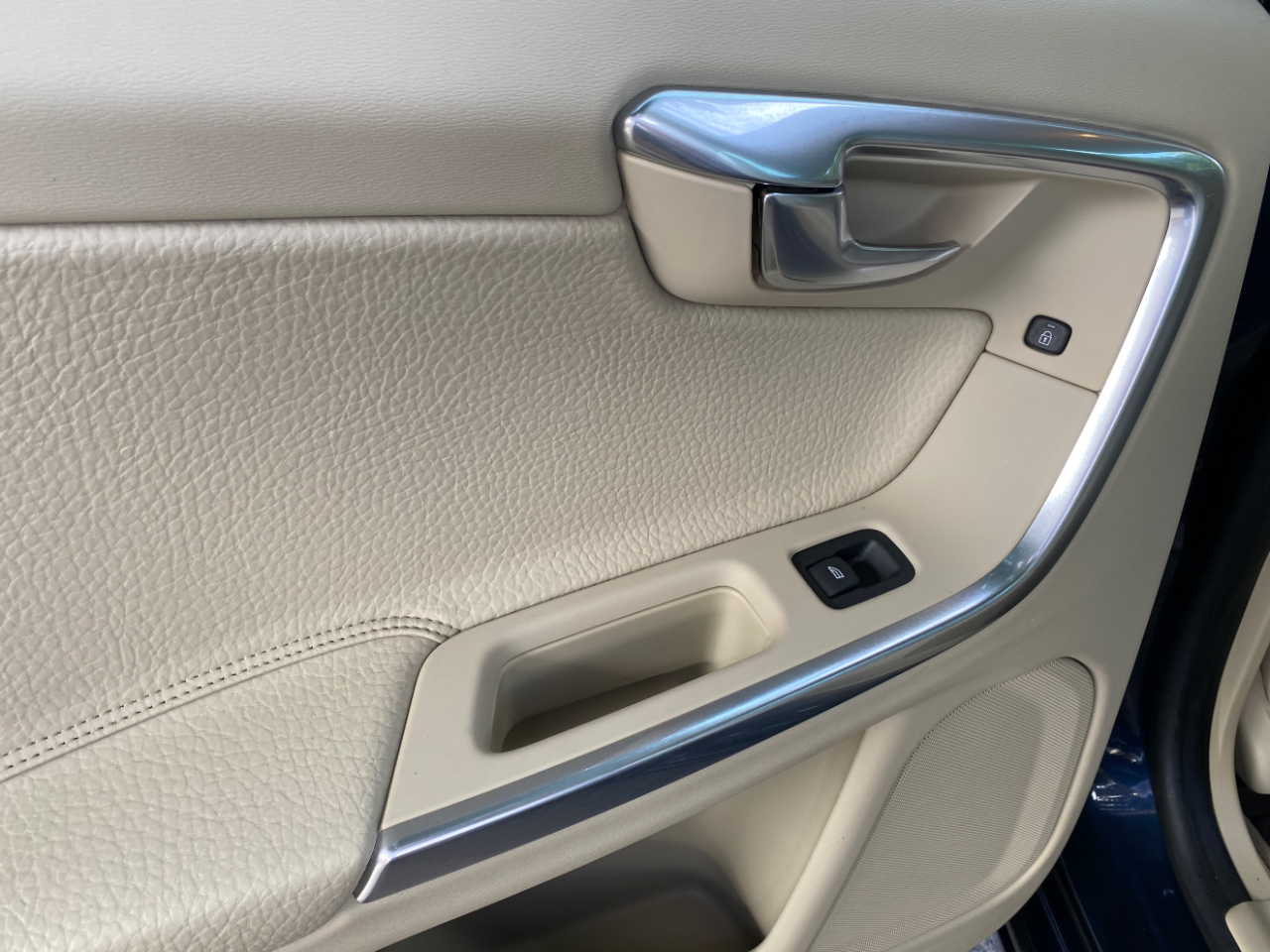 Volvo S60 FWD 4dr Sdn T5 2012