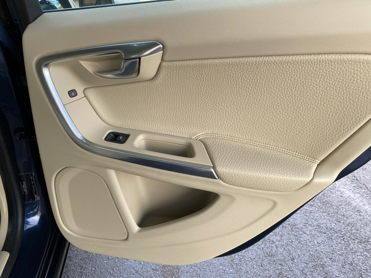 Volvo S60 FWD 4dr Sdn T5 2012