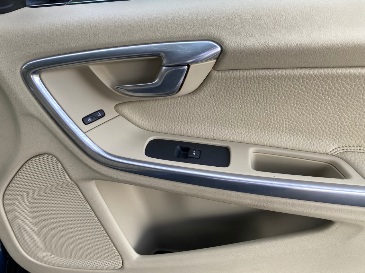 Volvo S60 FWD 4dr Sdn T5 2012